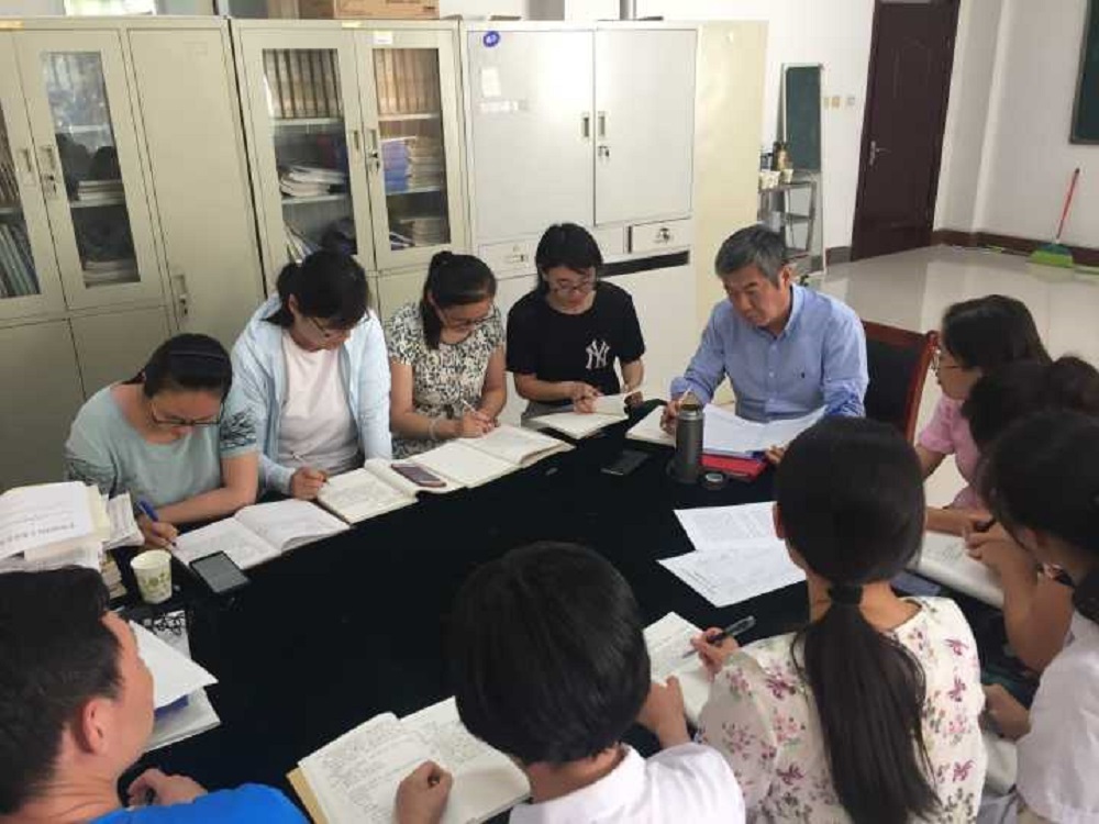 校党委书记于洲声参加所在党支部主题党日活动