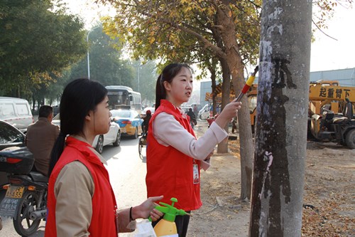 我校师生到句阳社区开展创城志愿服务