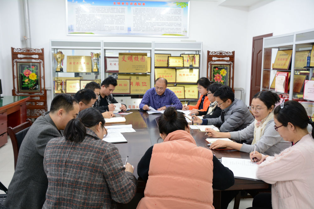 我校积极组织党员开展向时代英模学习活动