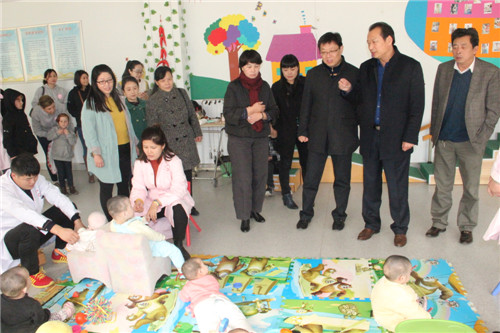 我校财务处到菏泽市儿童福利院进行“献爱心，送温暖”活动