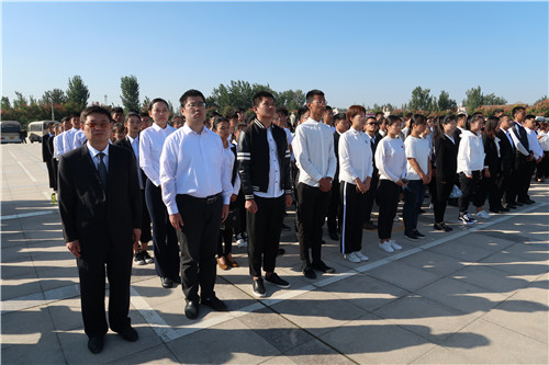 我校师生代表参加菏泽市烈士纪念日活动