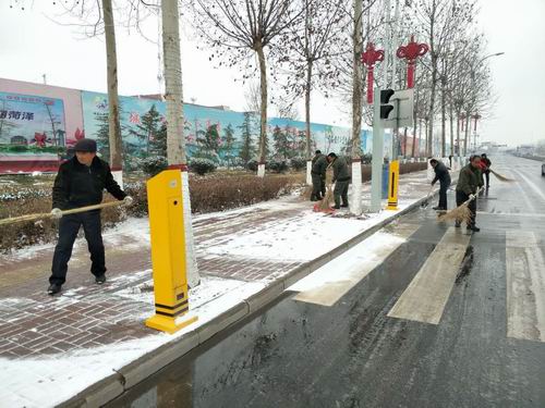 我校总务处工作人员到古园社区义务除雪