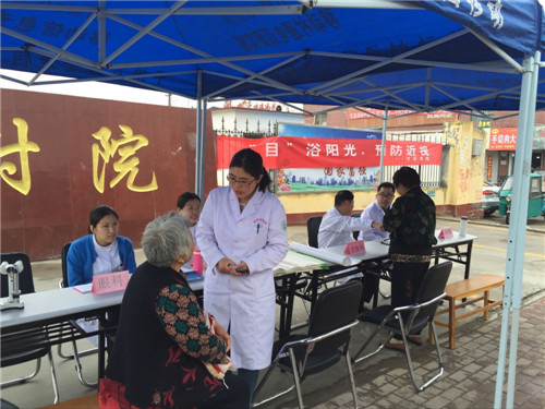 我校附属医院举行爱眼日义诊活动