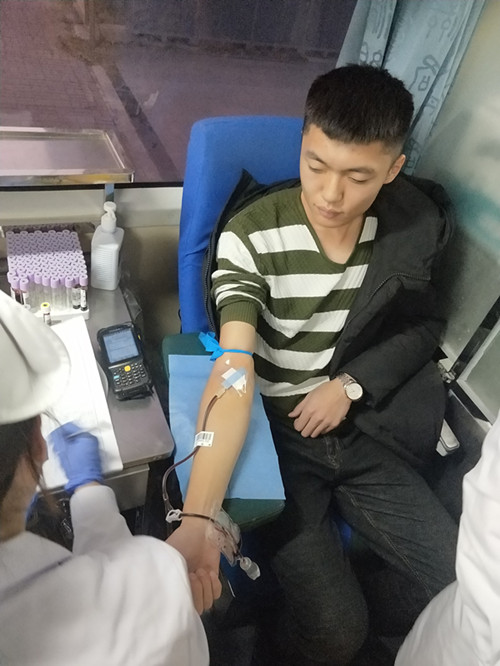 我校集中开展无偿献血活动