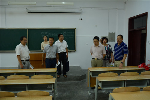 学校领导检查2018年迎新准备工作