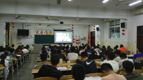 我校组织师生员工观看电影《仁医胡佩兰》