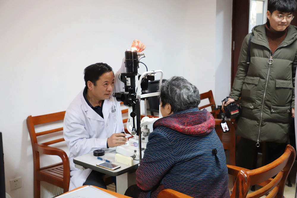“寒冬送温暖，情暖老人心”眼科义诊