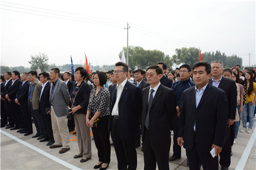 我校组织师生参加菏泽市“烈士纪念日”公祭活动