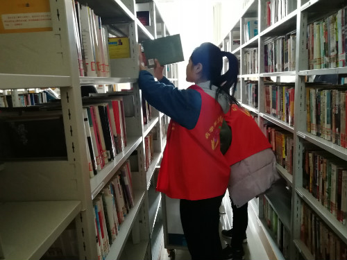 我校药学系开展“留下书香，带走灰尘”志愿服务活动