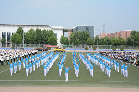 我校举行2018级广播体操比赛