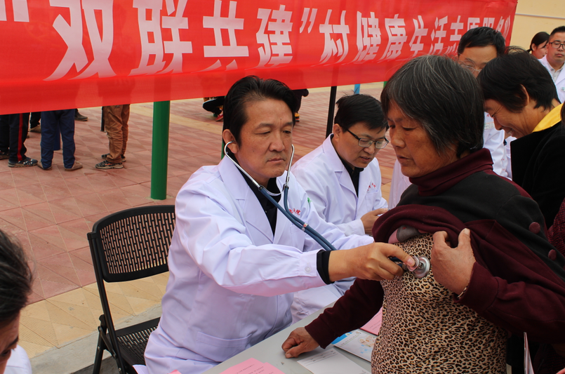我校志愿服务队到巨野开展“双联共建”义诊活动