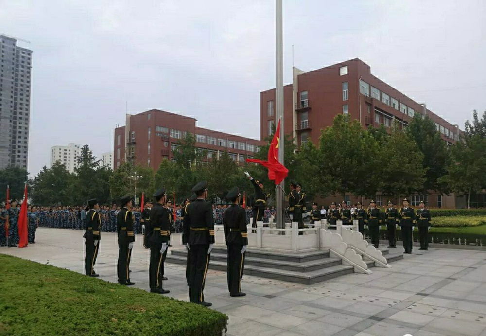 我校举行新学期首次升旗仪式