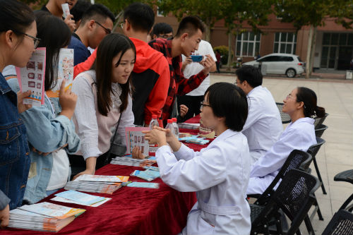 我校口腔医学系举办“全国爱牙日”口腔健康宣讲义诊活动