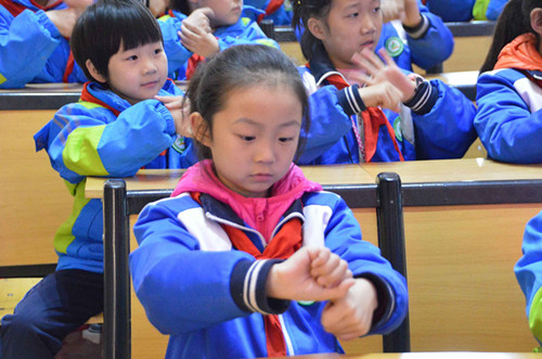 我校护理系学生代表走进牡丹区第五小学举办健康保健知识讲座