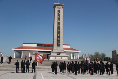 我校团委组织开展清明节祭扫烈士墓活动