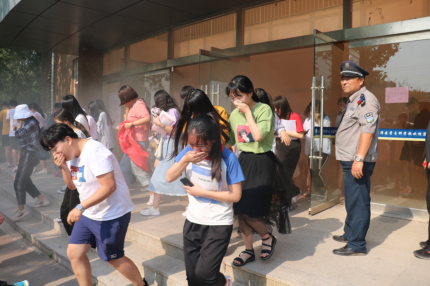 我校举行消防应急疏散演练活动.